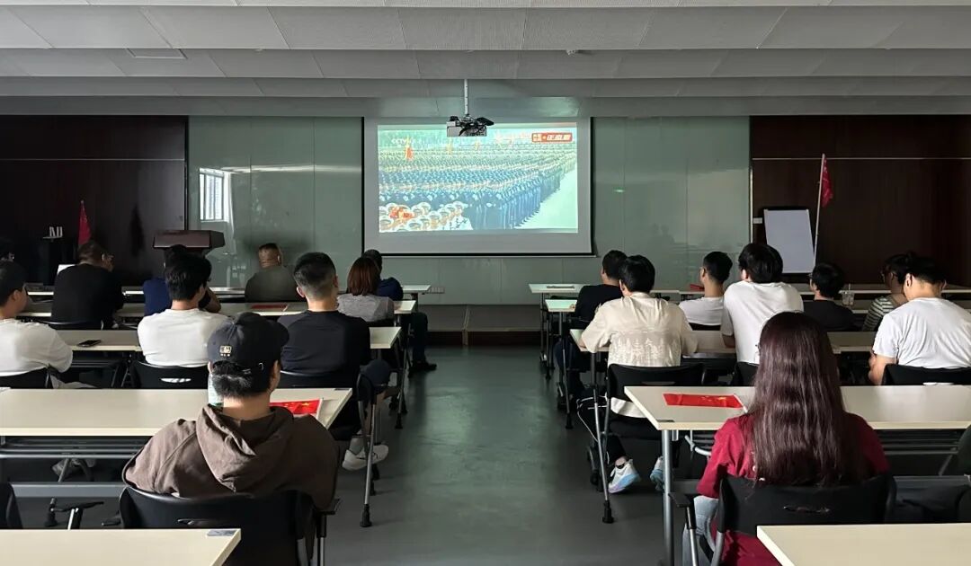 愿以吾輩之青春 捍衛盛世之中華 | 江蘇北人組織觀看九三閱兵儀式